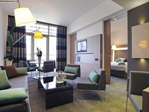 Minibar, caja de seguridad en la habitación y escritorio 