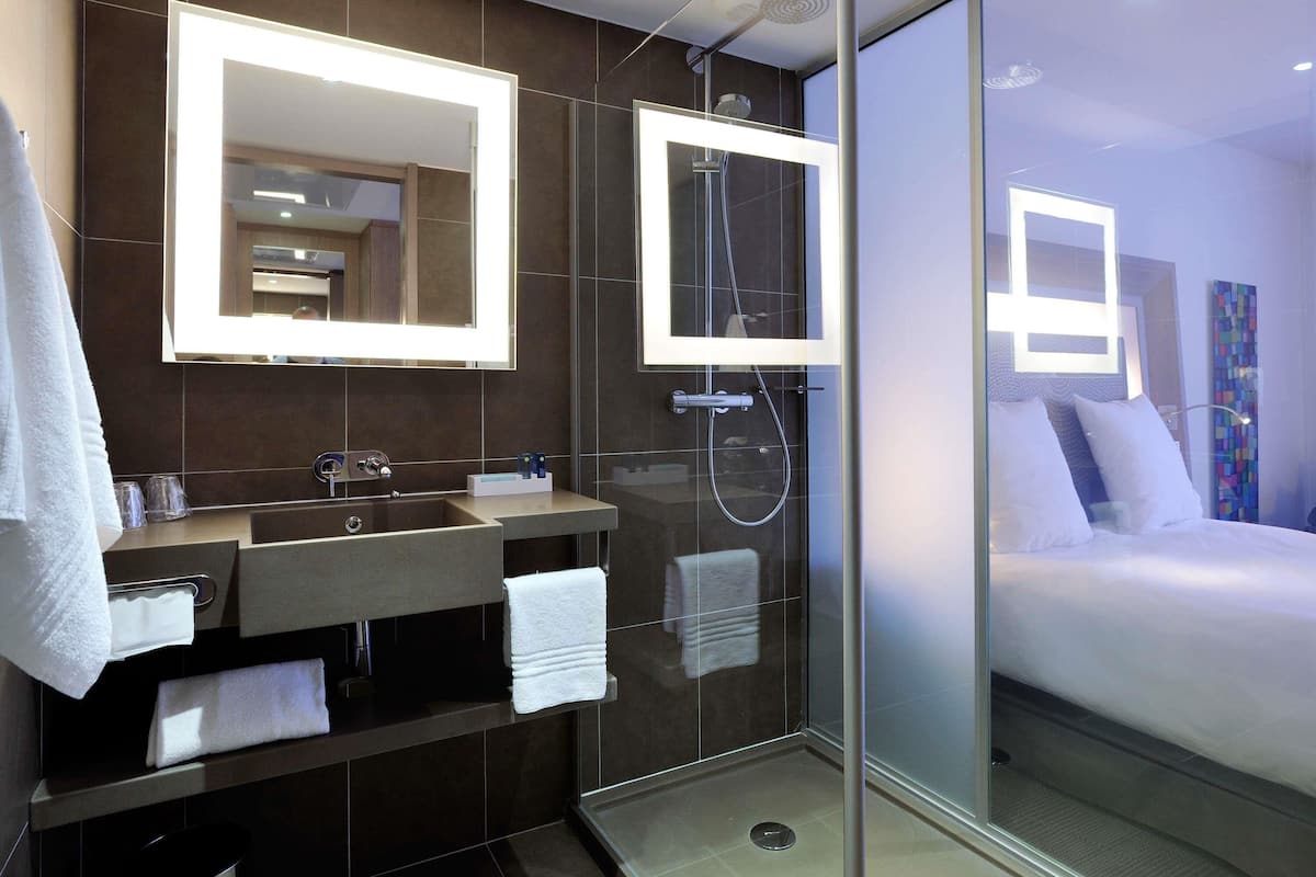 Habitación clásica, 1 cama doble con sofá cama | Minibar, caja fuerte, escritorio y cortinas opacas