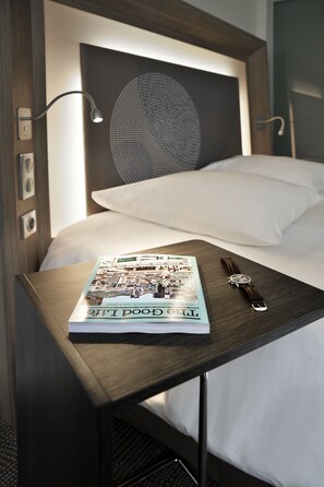 Minibar, caja de seguridad en la habitación y escritorio 