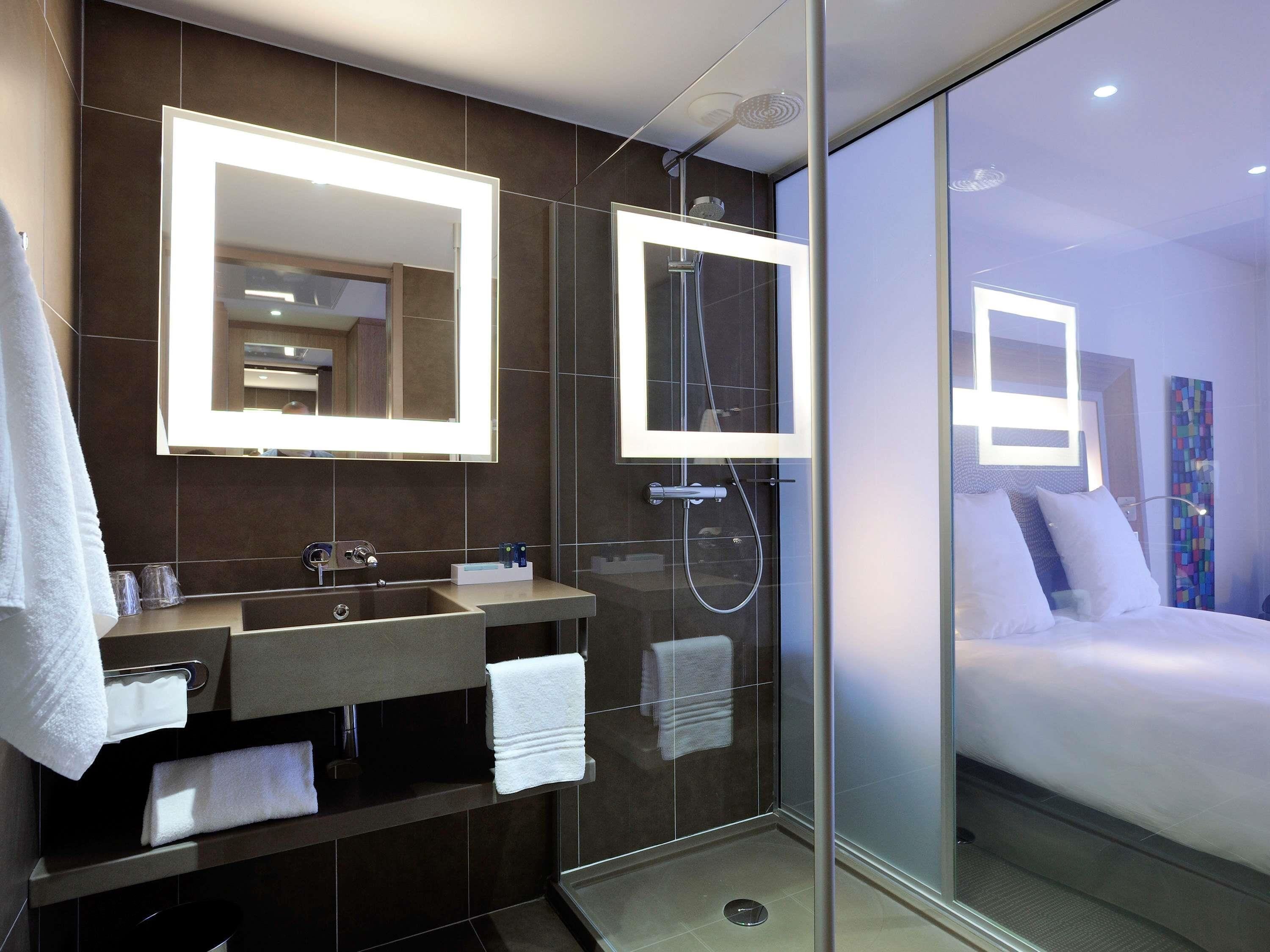 Minibar, caja de seguridad en la habitación y escritorio 