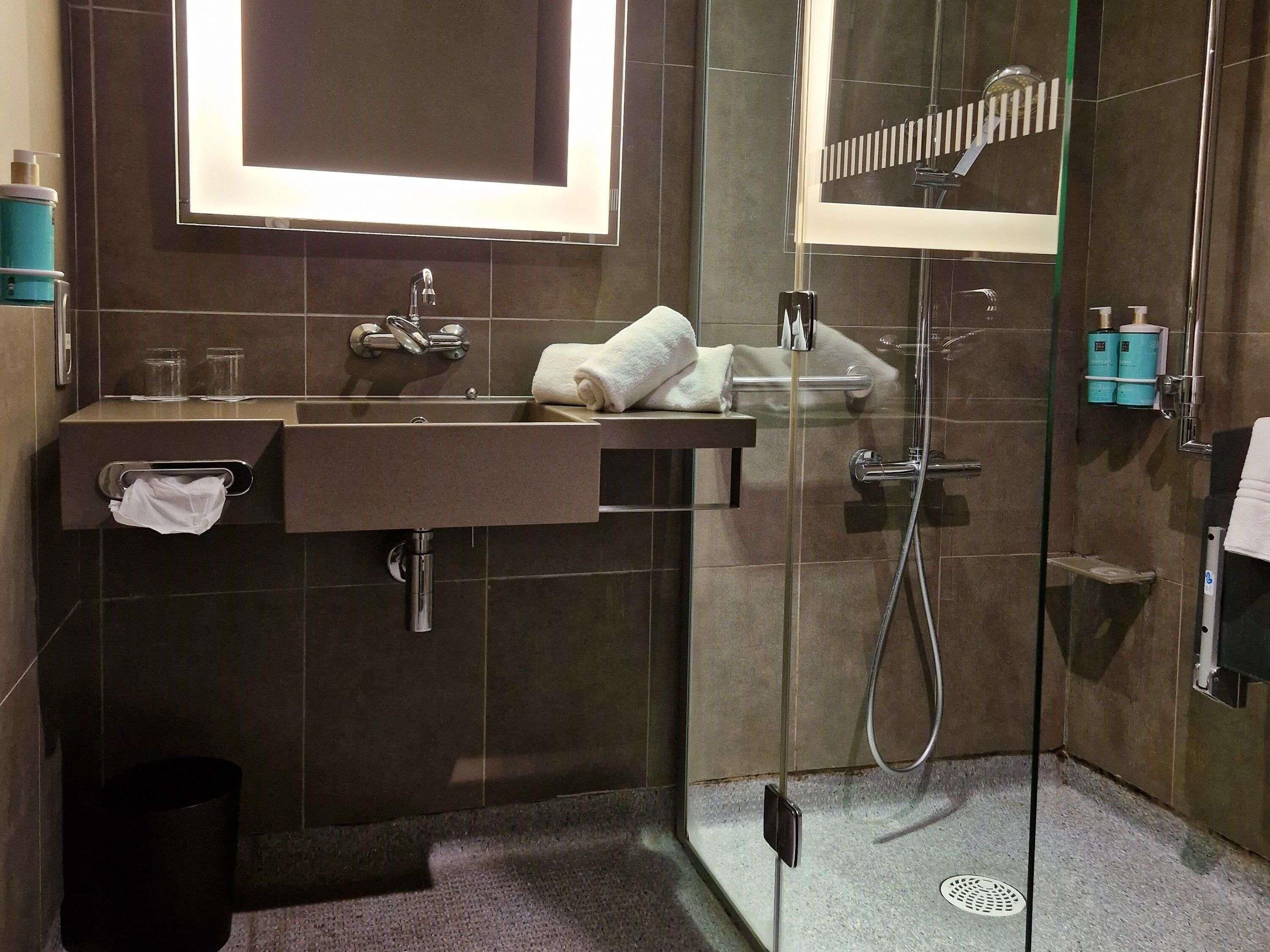 Minibar, caja de seguridad en la habitación y escritorio 