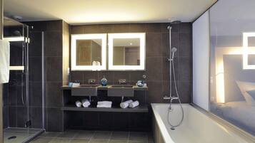 Suite, Multiple Beds | Minibar, in-room safe, desk, blackout drapes