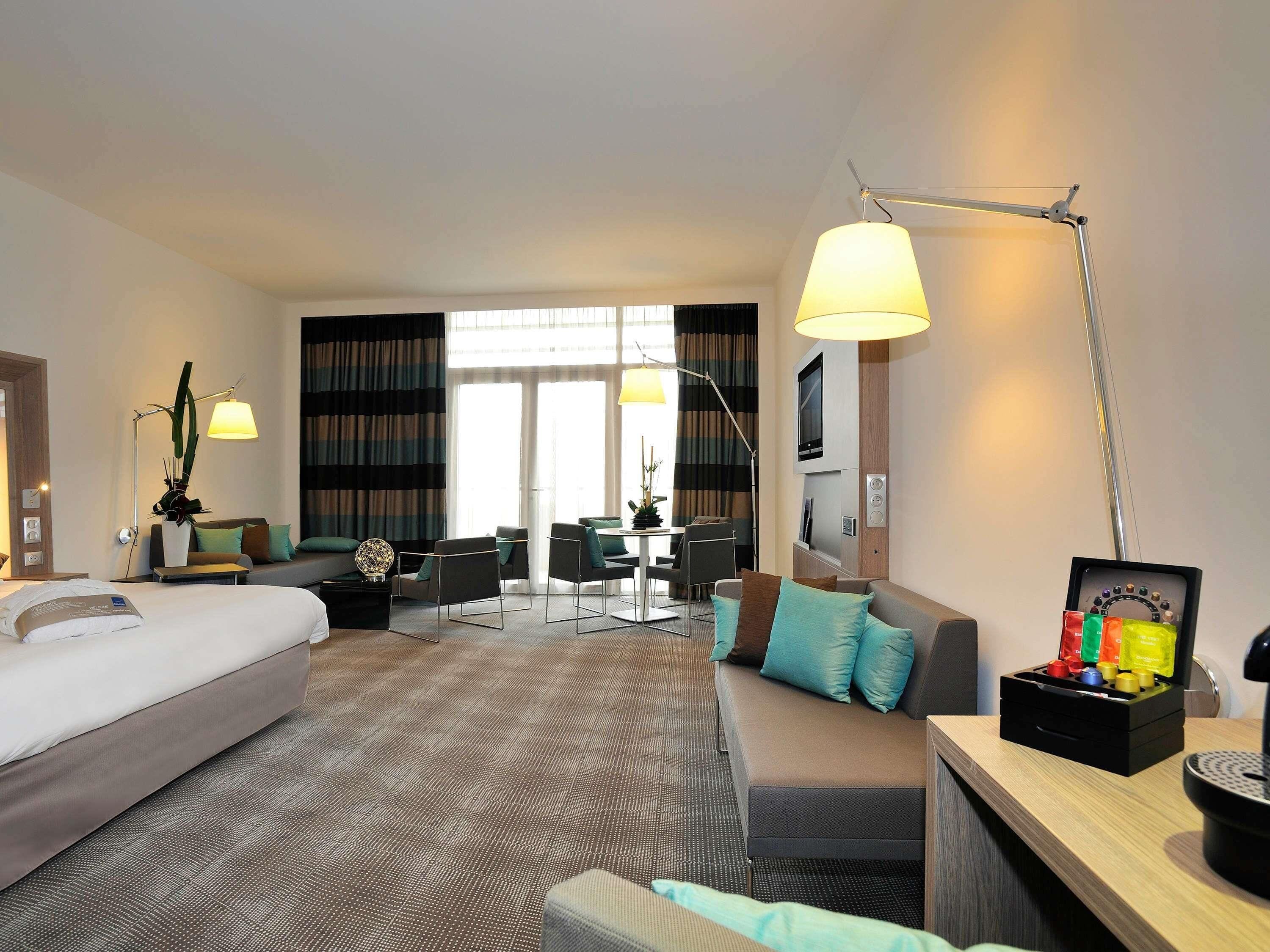 Minibaari, tallelokero huoneessa, työpöytä, pimennysverhot