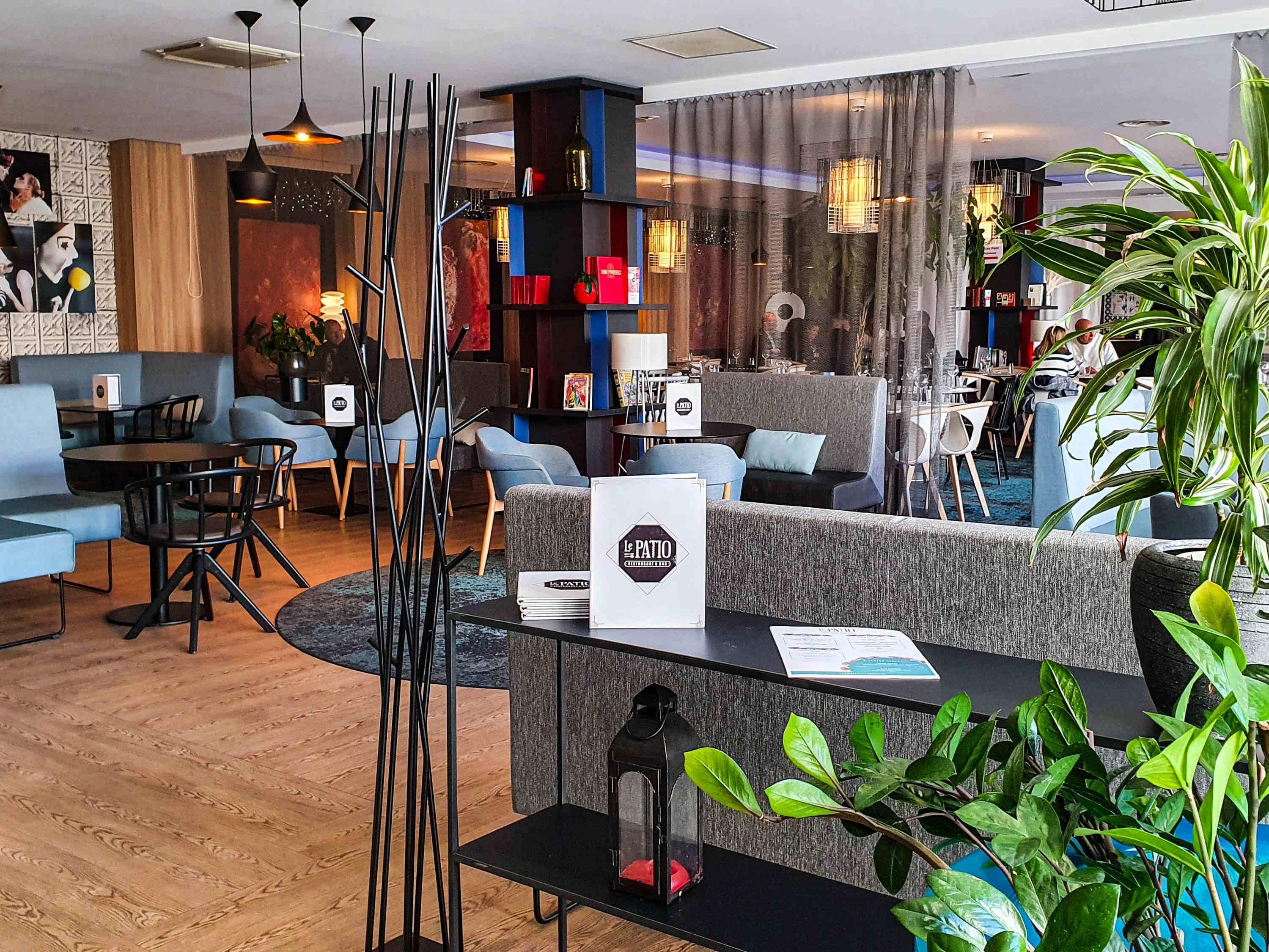 Een moderne lounge met zitplaatsen, een receptiebalie en een bordje met de tekst 'LAPTO'.