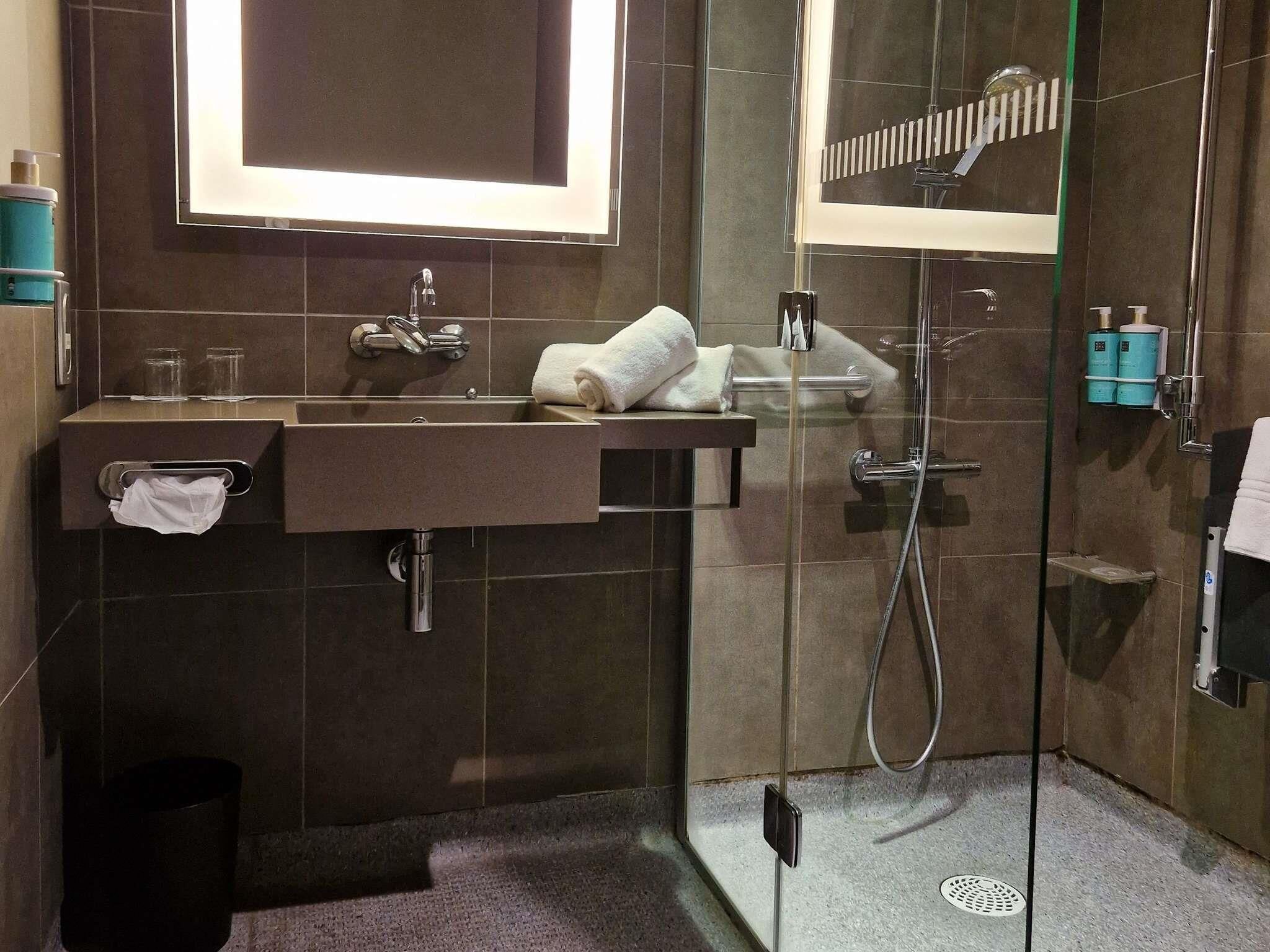 Standard Room, 1 Double Bed | Minibar, in-room safe, desk, blackout drapes