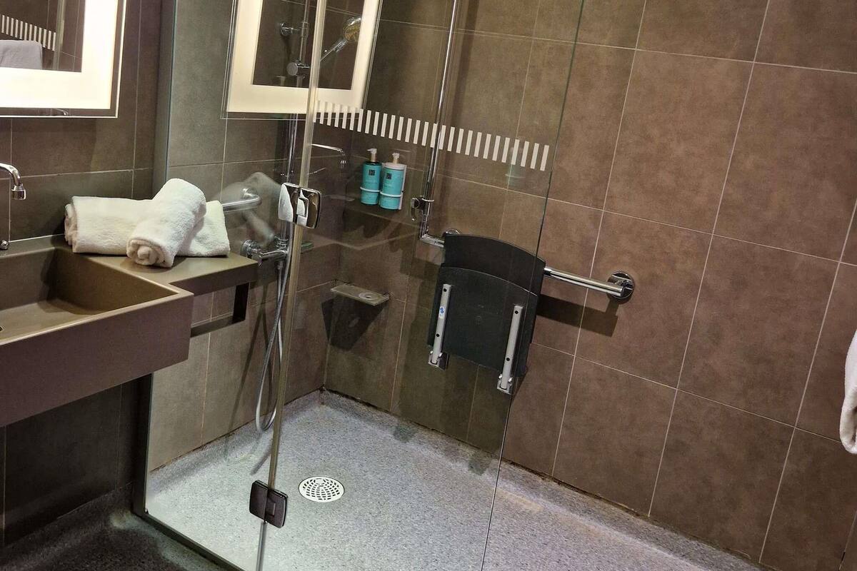 Standard Room, 1 Double Bed | Minibar, in-room safe, desk, blackout drapes