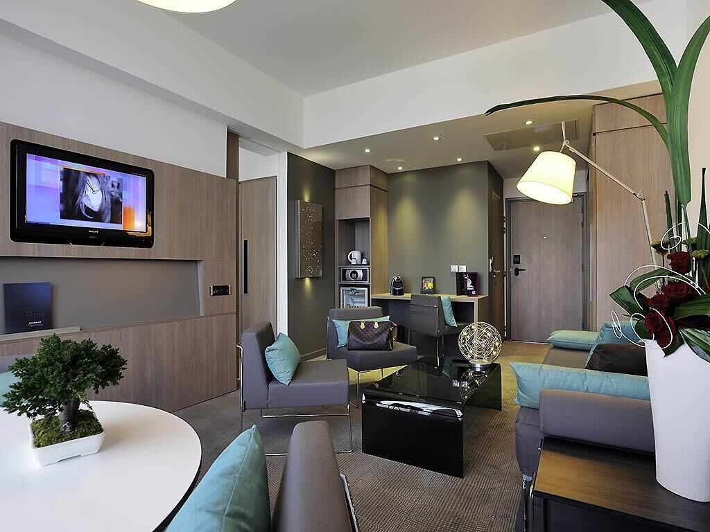 Minibar, coffres-forts dans les chambres, bureau, rideaux occultants
