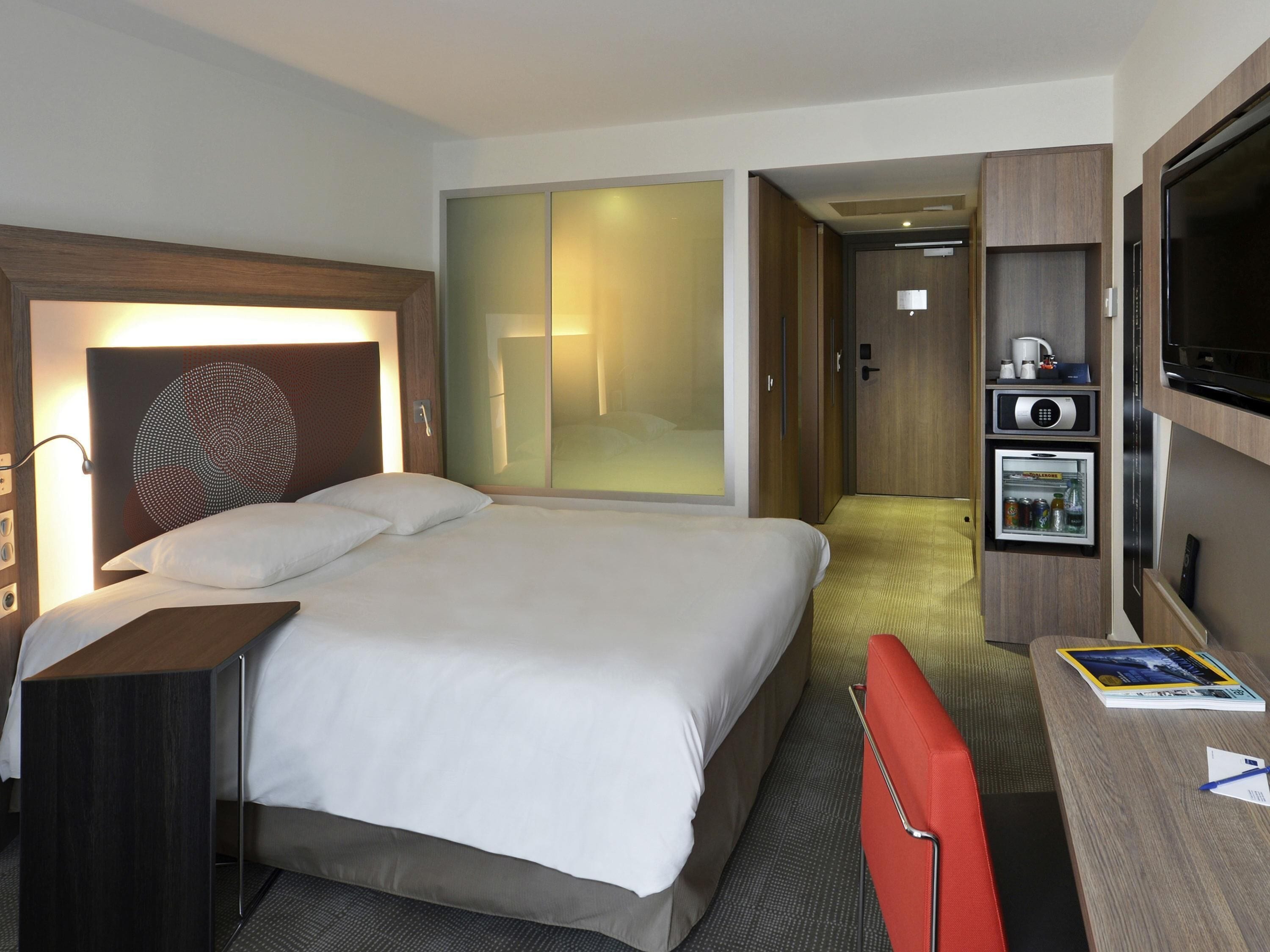 Minibar, caja de seguridad en la habitación y escritorio 