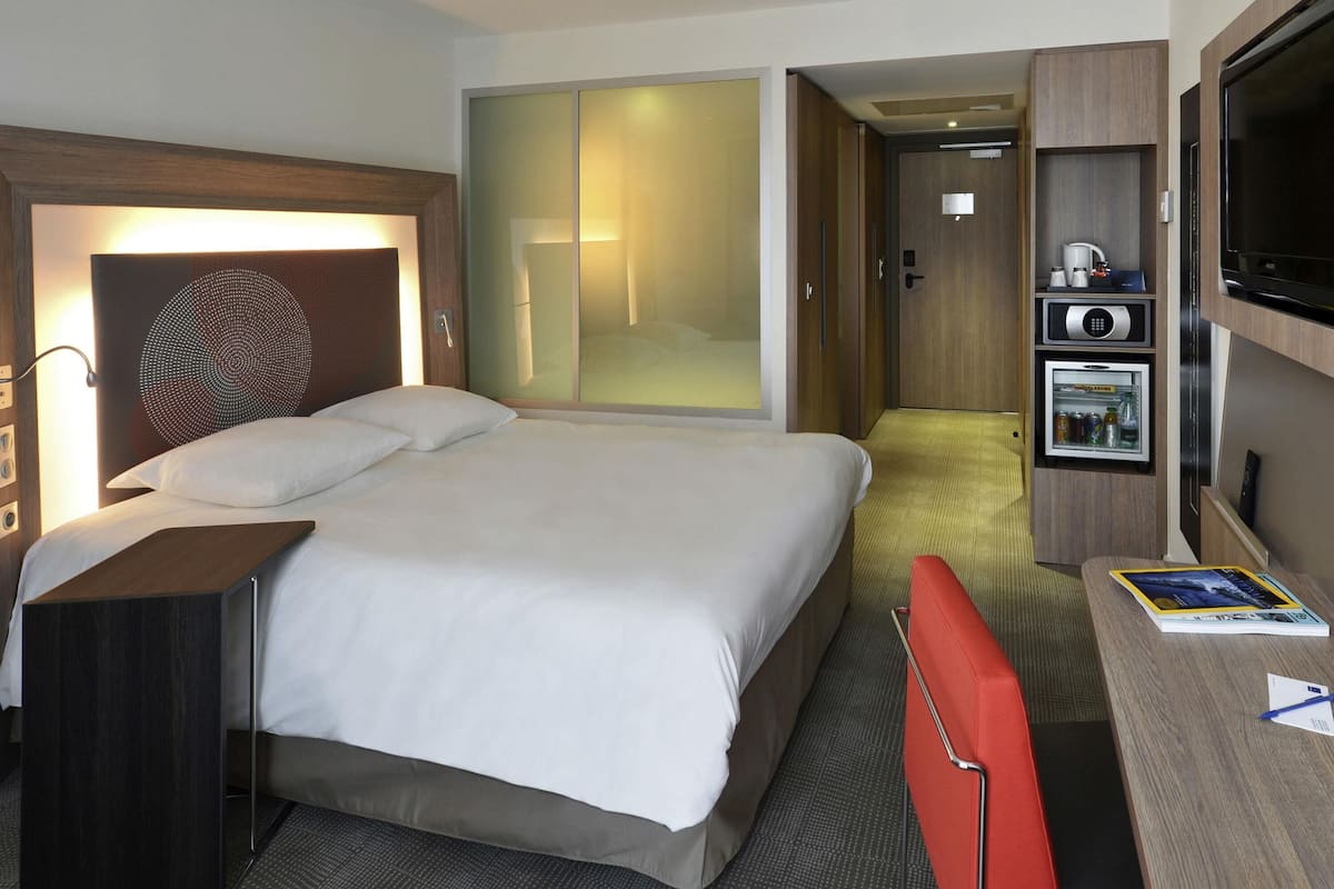 Executive Room, 1 Queen Bed | Minibar, in-room safe, desk, blackout drapes