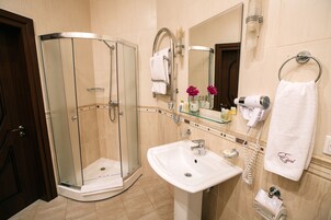 Junior Oda | Banyo | Geniş duş başlığı, ücretsiz banyo/kozmetik ürünleri 