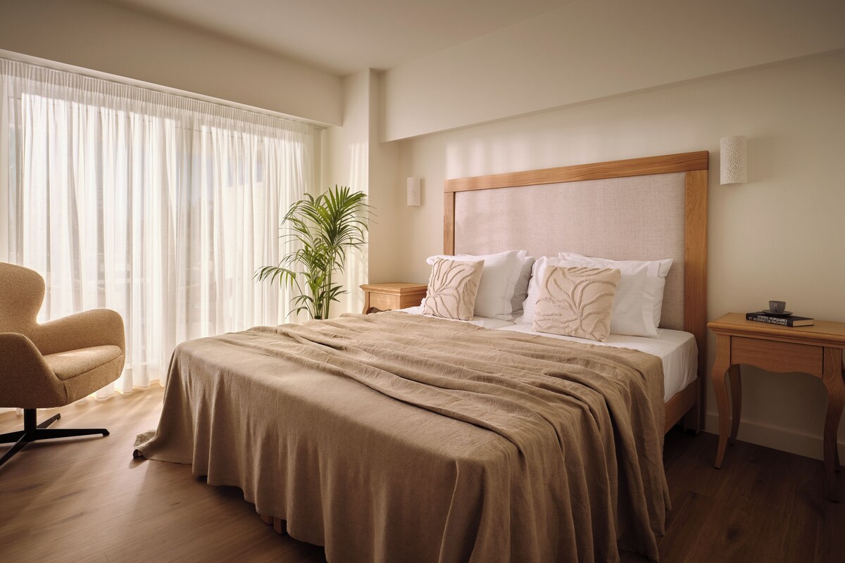 Premium Room, Partial Sea View | 1 bedroom, premium bedding, minibar (some free items), desk