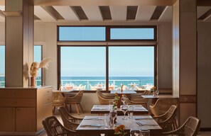 Petit déjeuner, déjeuner et dîner servis sur place, vue sur la plage