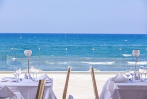 Una mesa lista para comer con vista al océano.