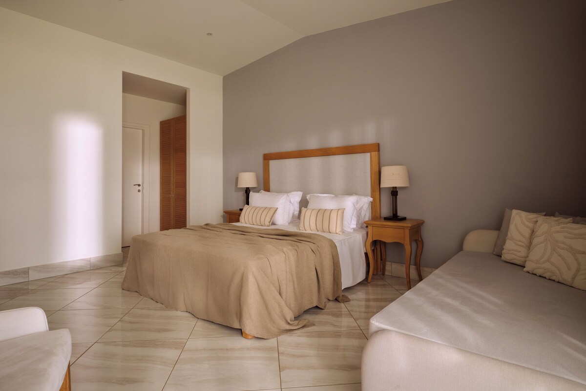 Premium Bungalow, Partial Sea View | 1 間臥室、高級寢具、免費迷你吧物品、書桌