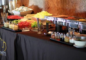 Se ofrece un desayuno bufé todos los días (por un coste adicional)