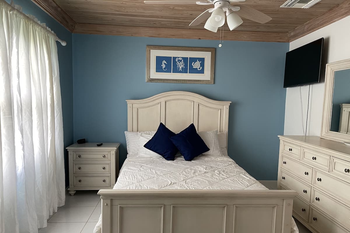 House (Townhouse accommodates four) | 2 bedrooms, iron/ironing board, travel crib, free WiFi