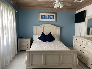  House (Townhouse accommodates four)  | Iron/ironing board, travel crib, free WiFi, bed sheets - Sapphire Garden Townhouses (George Town)