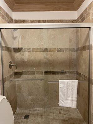 House (Townhouse accommodates four) | Bathroom | Combined shower/bathtub, free toiletries, hair dryer, towels - Sapphire Garden Townhouses (George Town)