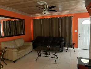  House (Townhouse accommodates four)  | Living area | Flat-screen TV, DVD player - Sapphire Garden Townhouses (George Town)