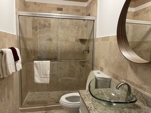 Hus (Townhouse accommodates four) | Badrum | Badkar/dusch, gratis toalettartiklar, hårtork och handdukar