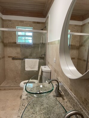 Casa (Townhouse accommodates six) | Baño | Tina con regadera, amenidades de baño gratuitas, secadora de cabello 