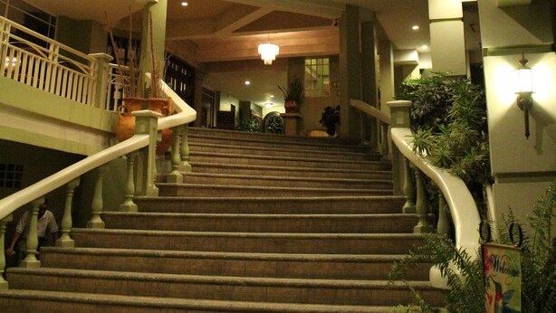 Un grand escalier à plusieurs volées, menant aux étages supérieurs.