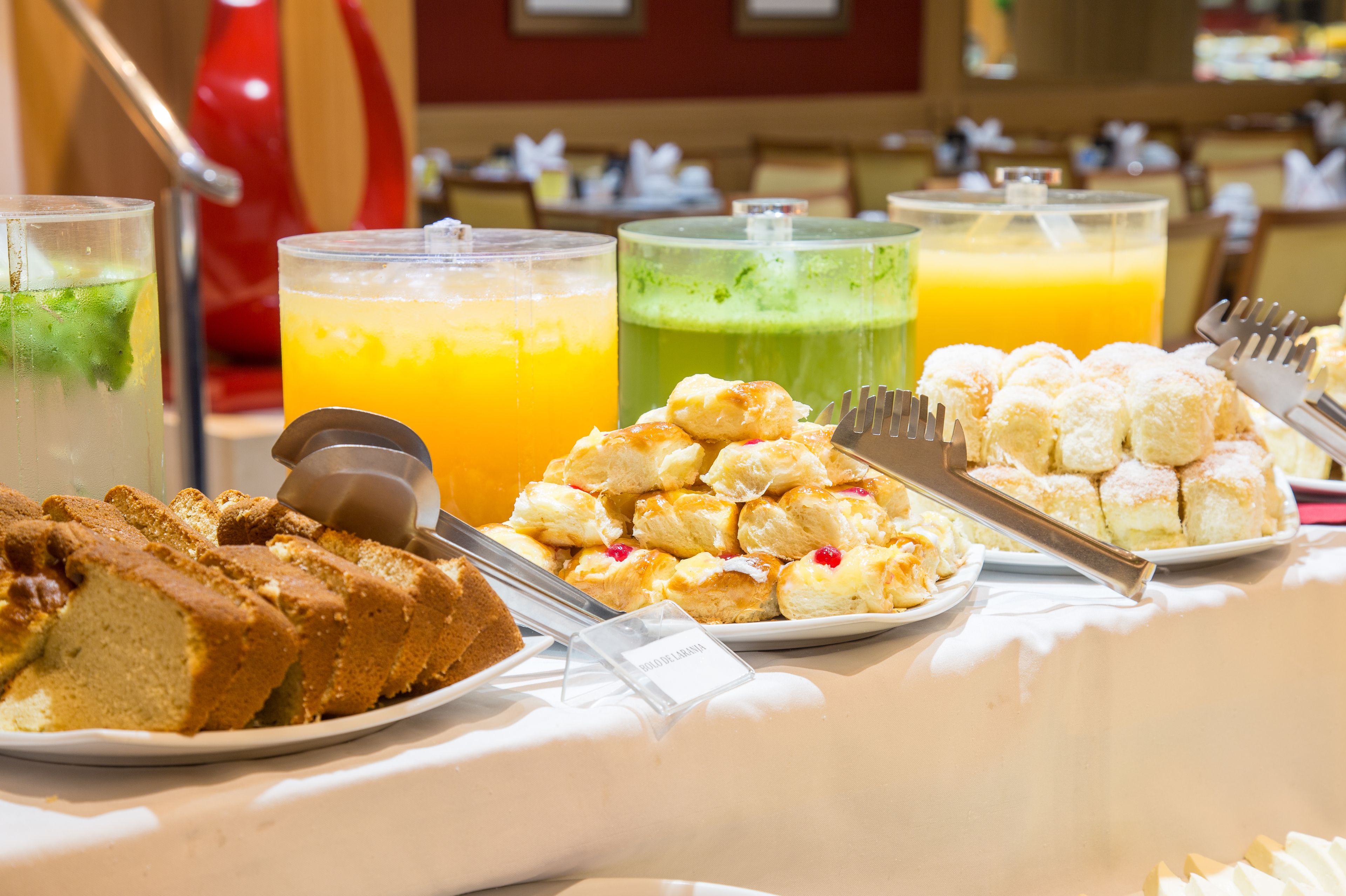Un bufé con diversos alimentos y bebidas.