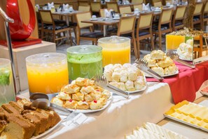 Een buffet met diverse gerechten en drankjes.
