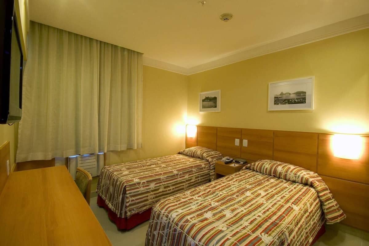 Frigobar, cofres nos quartos, cortinas blackout, Wi-Fi de cortesia