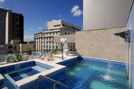 Una piscina al aire libre. Hotel Atlantico Business Centro