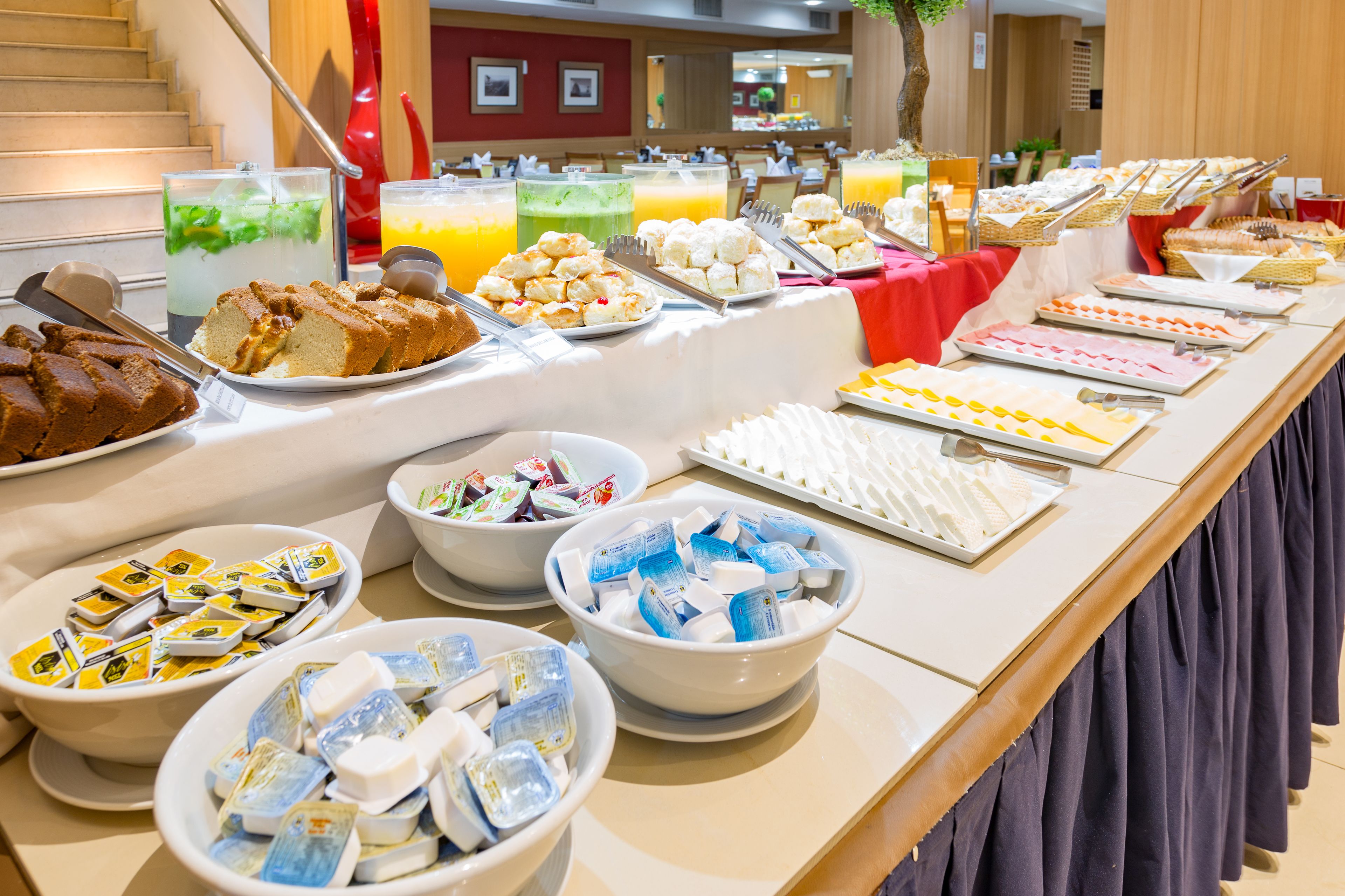 朝食 (ビュッフェ)、毎日提供 (無料)