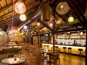 6 bars-salons, bar attenant Ă la piscine, bar sur la plage
