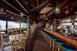 6 barer/lounger, bar vid poolen och strandbar