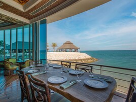 3 restaurantes; se sirve desayuno, almuerzo y cena; cocina mediterránea