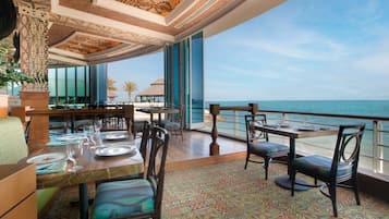 3 restaurants; ze serveren er ontbijt, lunch, diner en brunch