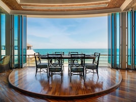 3 restaurantes; se sirve desayuno, almuerzo y cena; cocina mediterránea