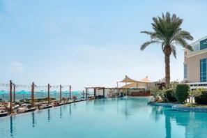 6 bars/lounges, een poolbar, een strandbar