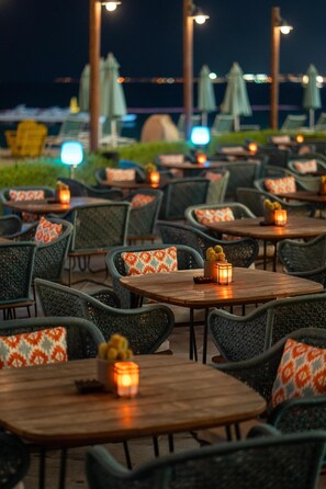 3 restaurants, servant le déjeuner et le dîner; cuisine méditerranéenne