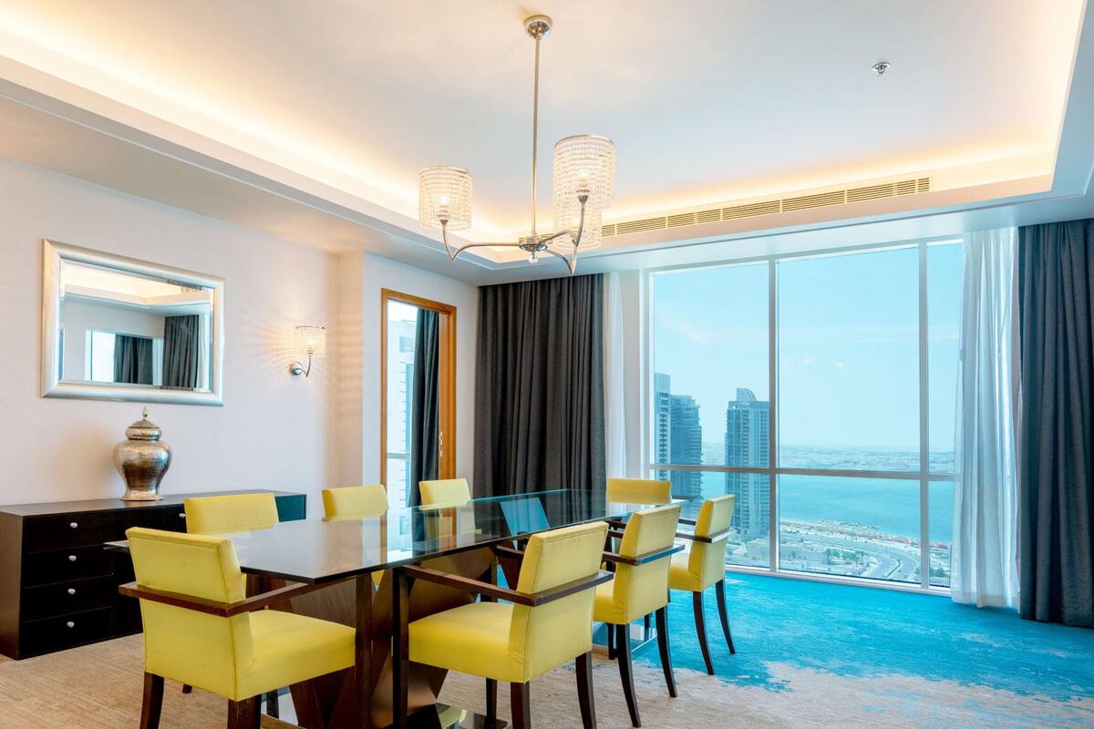 프레지덴셜 스위트 (2 Bedrooms) | 거실 | 프리미엄 채널 시청이 가능한 32인치 LED TV, TV