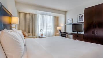 Frigobar, cofres nos quartos, escrivaninha