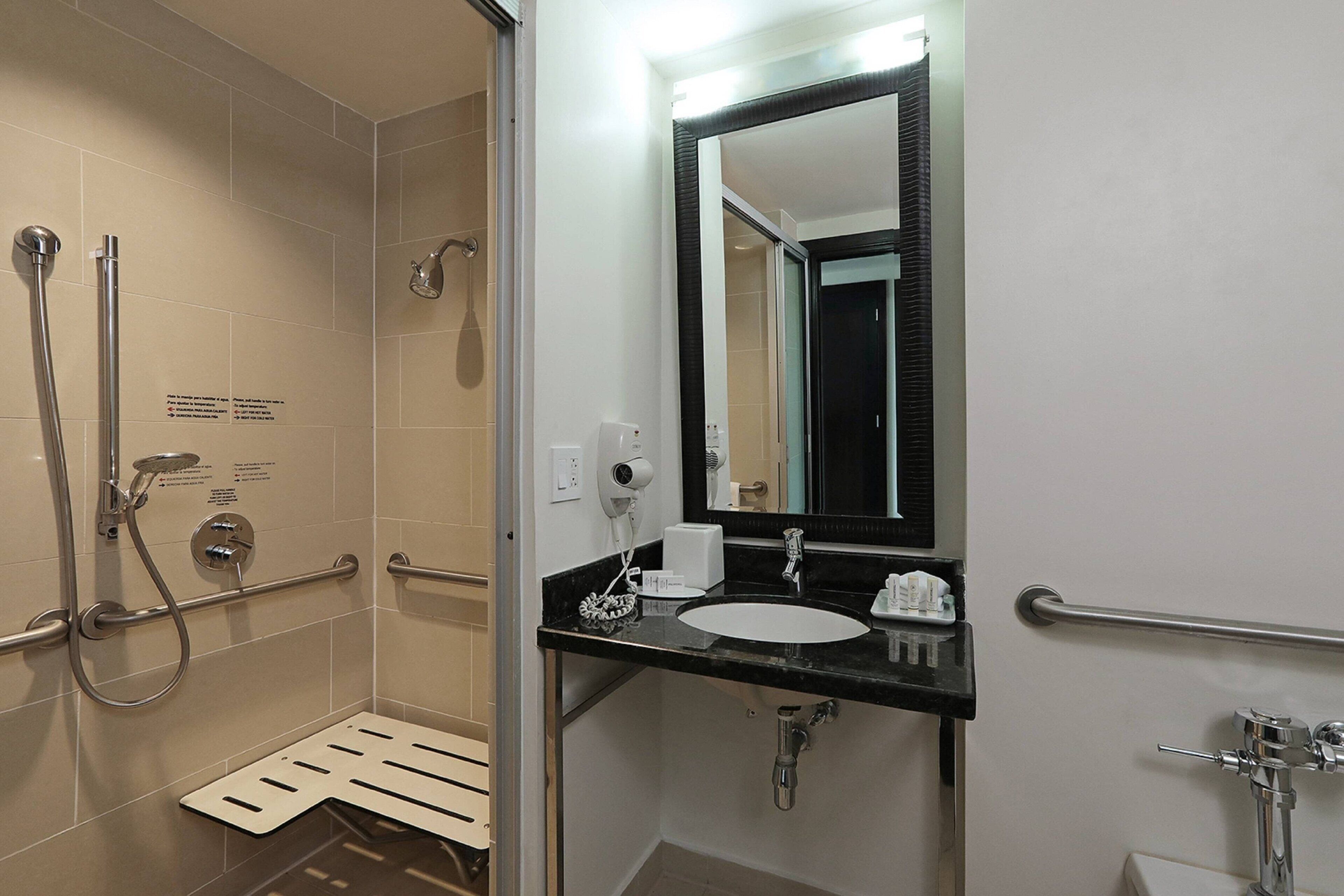standard room, 1 king bed, city view | bathroom | combined shower/bathtub, free toiletries, hair dryer, towels