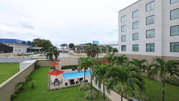 Frigobar, cofres nos quartos, escrivaninha