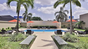 Piscina externa, guarda-sóis, espreguiçadeiras