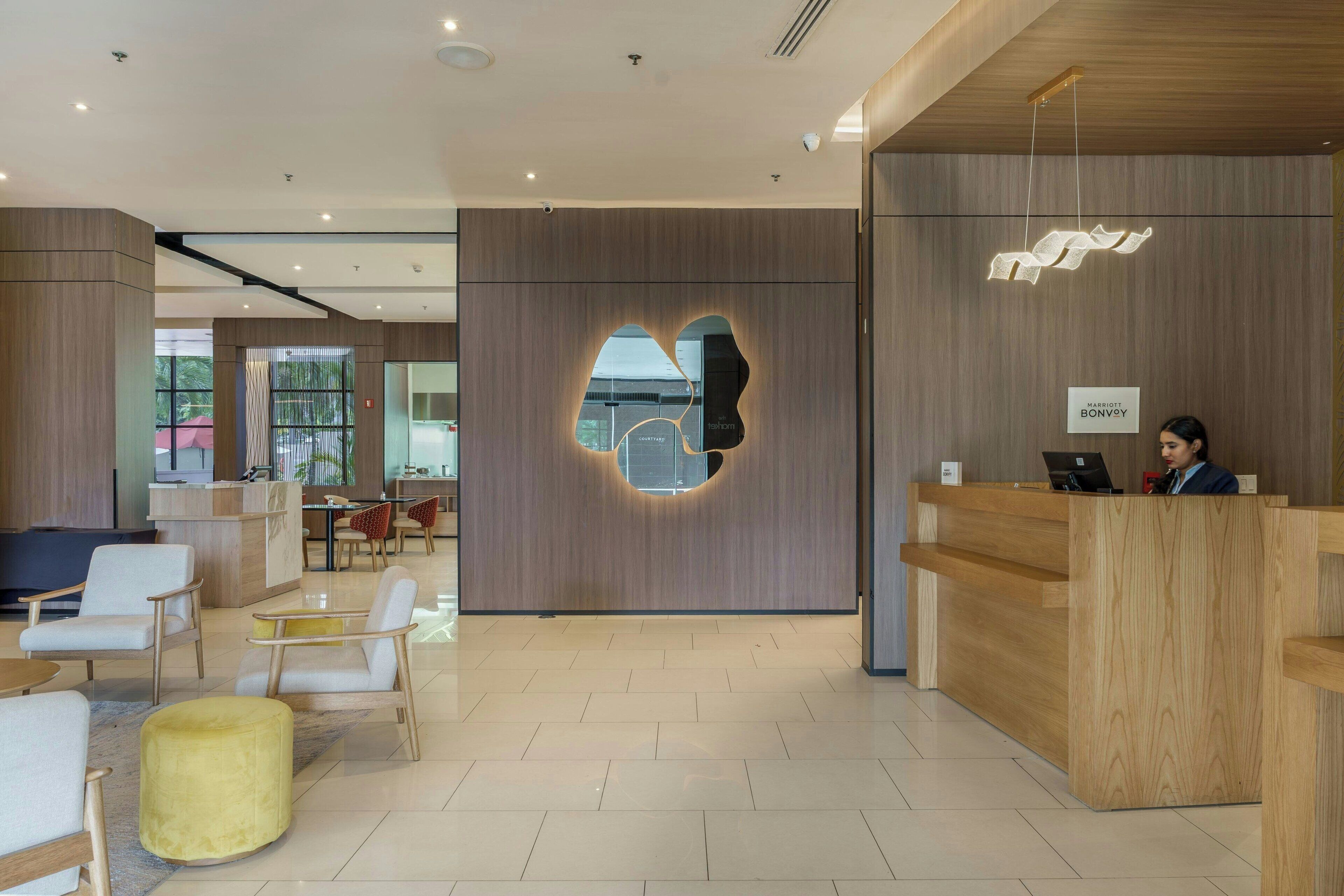 Serveert ontbijt, lunch en diner