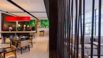 Café da manhã, almoço e jantar; culinária internacional