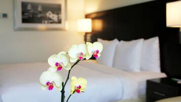 Standard Room, 1 King Bed, City View | Minibar, in-room safe, desk, laptop workspace