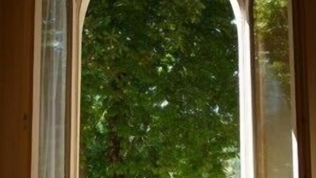 A room with a large arched window overlooking a green landscape. - Country House La Locanda del Borgo (Pietralunga)