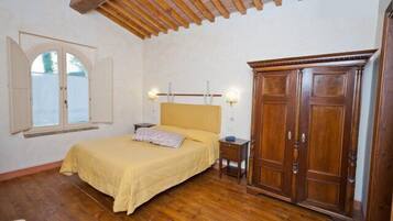 Minibar, in-room safe, cribs/infant beds, free WiFi