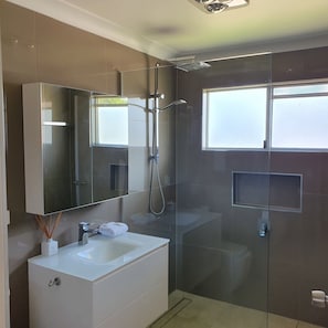 Shower, hair dryer, towels - Noosa Gardens Riverside Resort (Noosaville)