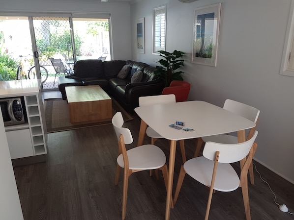 Maison en rangée, 2 chambres | Aire de séjour | Téléviseur à écran plat, lecteur de DVD
